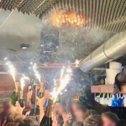 Снимка показва как е пламнал барът в Швейцария