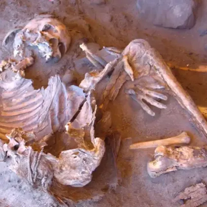 Две естествено запазени мумии на около 7000 години са открити