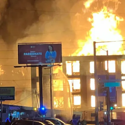 Повече от 100 пожарникари се бориха с петстепенен пожар в