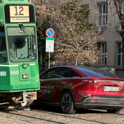 Катастрофа между лек автомобил и трамвай е станала в София