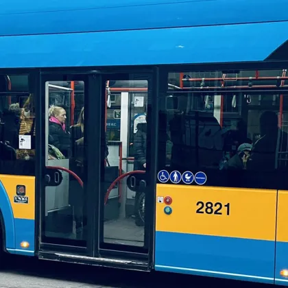 Градският транспорт и човешката емпатия: Разказ за бездействие в тролей в София