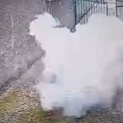 Поставиха бомбичка пред блок, семейство се размина на косъм ВИДЕО