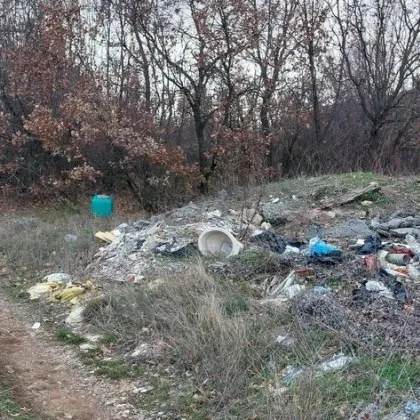 Превърнаха полянка в незаконно сметище СНИМКИ