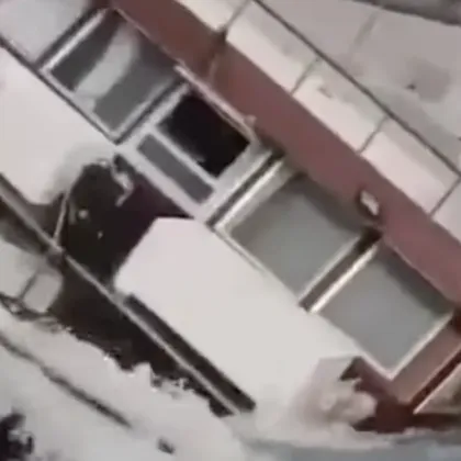 Двадесет и осем души са спасени след потъването на туристическо