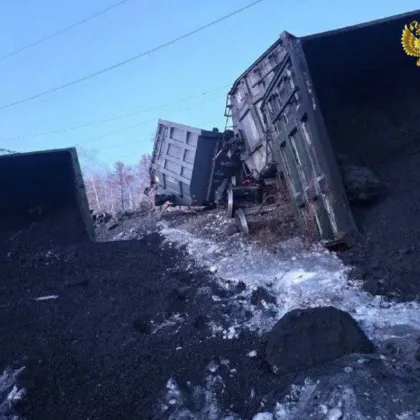 Влак с 35 вагона дерайлира в Русия СНИМКИ