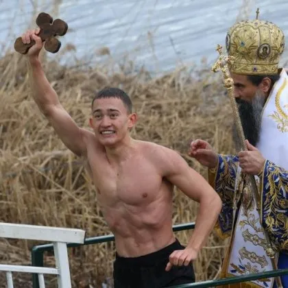 18 годишно момче извади богоявленския кръст от водите на езерото Дружба на