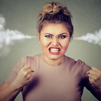 Дъщеря рита и удря баща си с кофа в София