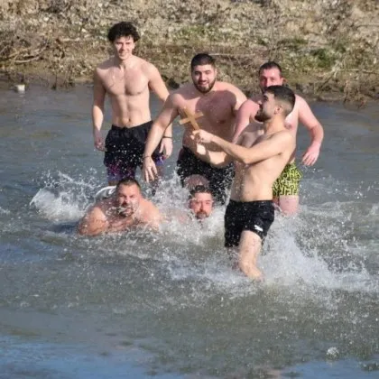 Десетки се хвърлиха за спасяване на Богоявленския кръст в реките на Община Марица СНИМКИ