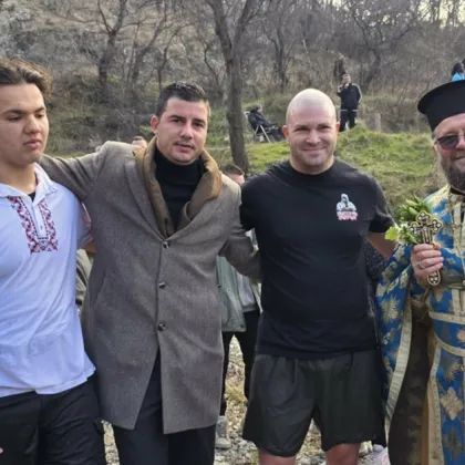 Богоявленският кръст в Сопот се счупи на две СНИМКИ