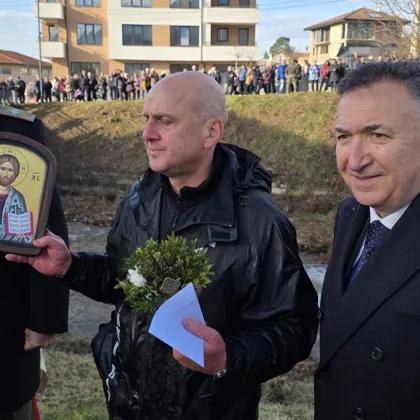 С празнична Света литургия в храм Свети Николай започна честването