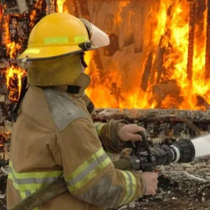 55 годишен мъж загина при пожар в дома си във Великотърновско съобщиха от полицията Инцидентът