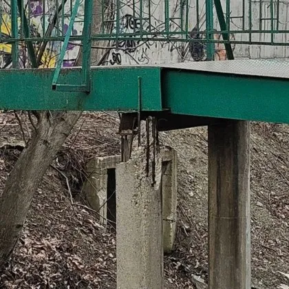 Състоянието на пешеходен мост в столицата привлече погледите на столичани Някои
