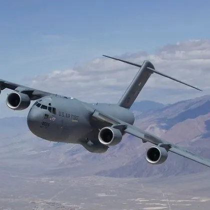 Флотилия от десет самолета C 17 Globemasters и два тежко въоръжени