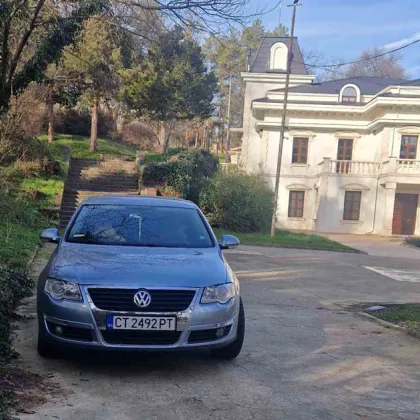 Автомобил паркира в парк "Момина баня" в Хисаря и предизвика възмущение