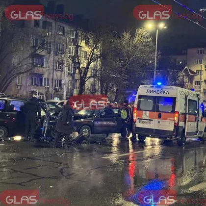 Двама души са пострадали при челна катастрофа станала тази вечер