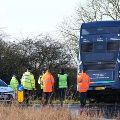 Черен лед прати автобус, пълен с ученици, в канавката