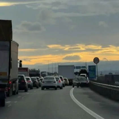 Инцидент затруднява трафика на Скоростната тангента на София СНИМКА