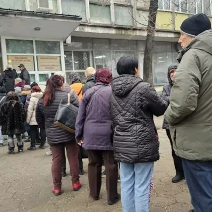 С традиционно дълги опашки без нерви но с евро банкноти