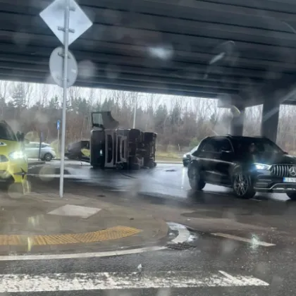 Камион се обърна странично в София днес Инцидентът е станал