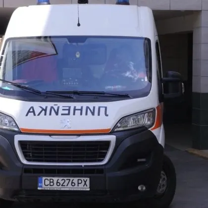 Кола помете моторист, борят се за живота му