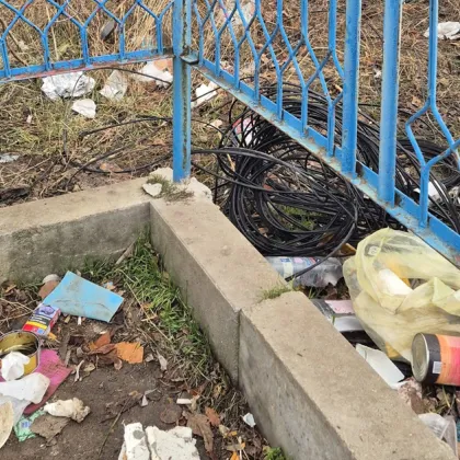 Нерегламентирано сметище се е образувало в близост до задния вход