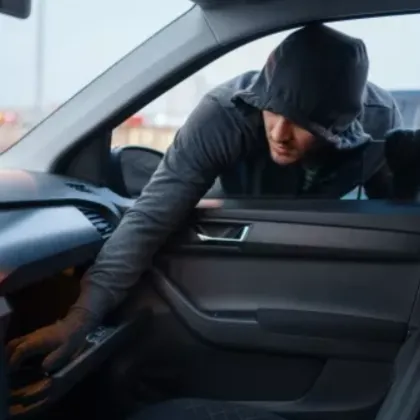 Потрес! Старец обра кола с дете вътре пред детска градина