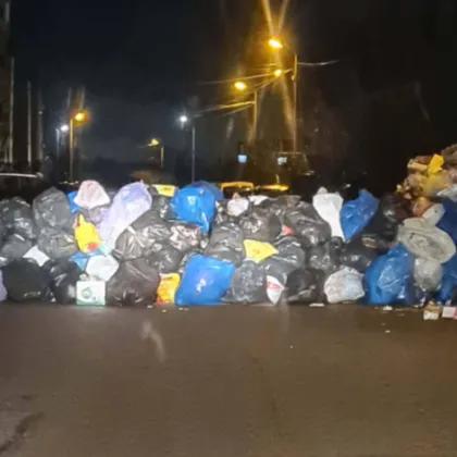 Стена от боклуци блокира улица в София СНИМКИ