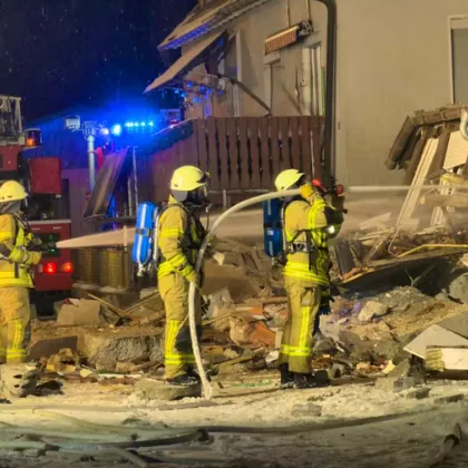 Експлозия в сграда в Германия, издирват затрупано семейство