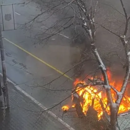 Кола избухна в пламъци на метри от спирка ВИДЕО