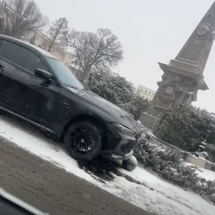 Кола катастрофира до паметника &bdquo;Левски" в София СНИМКИ