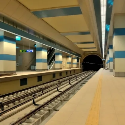 Мъж скочи на релсите на метрото в София