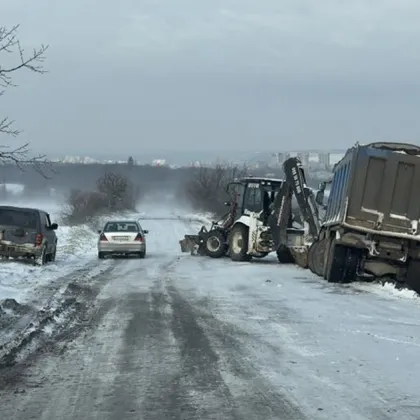 Проблеми със зимната поддръжка: Заледени пътища и аварирали автомобили в Плевенско