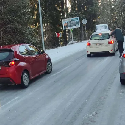 Основни пътни артерии в Пампорово се превърнаха в сериозно изпитание