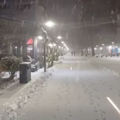 Тази сутрин страната осъмна с усложнена метеорологична обстановка През нощта