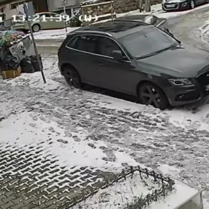 "Бързал за изпит": Водач се натресе в паркиран джип, продължи по пътя си ВИДЕО