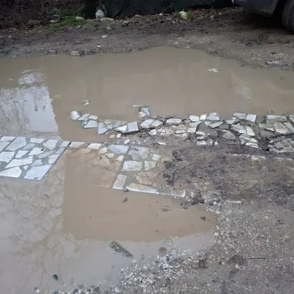 "Горките хорица": Пешеходци от години газят в кал, за да продължат по пътя си