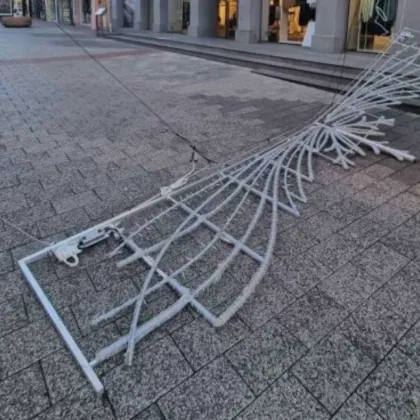 Празнична украса се стовари на Главната в Пловдив