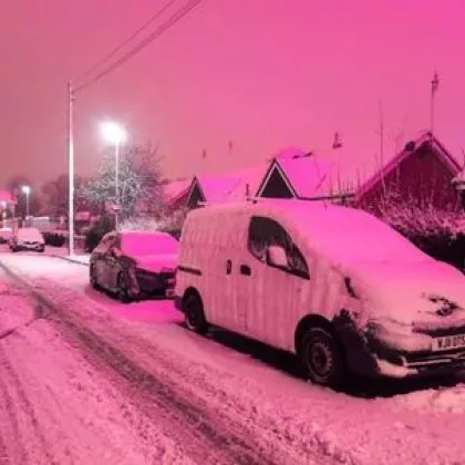 Слeд снежната буря: Небето над град "пламна" в розово