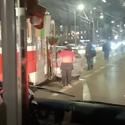 Трамвай помля кола с дете в София ВИДЕО