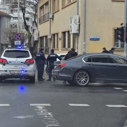 Автомобил се заби във фасада на детска градина в Бургас