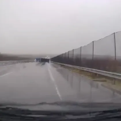 Обърнал се ТИР затапи движението по магистрала "Марица" в посока Пловдив ВИДЕО