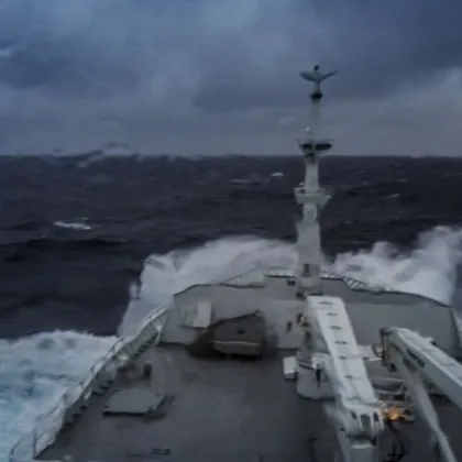 Силни ветрове и сняг в Гърция Отново спряха фериботите от Пирея Голям