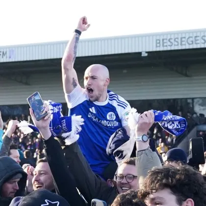 Шестодивизионният Макълсфийлд записа сензационен успех след като отстрани носителя на