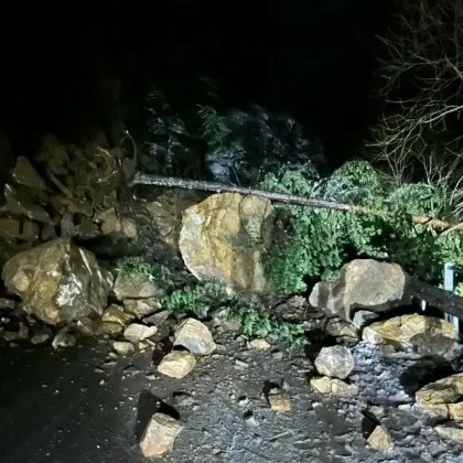 Пътят Девин-Смолян е затворен заради свлачище СНИМКИ