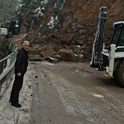 Специализирана техника работи за разчистването на свлачището край село Широка