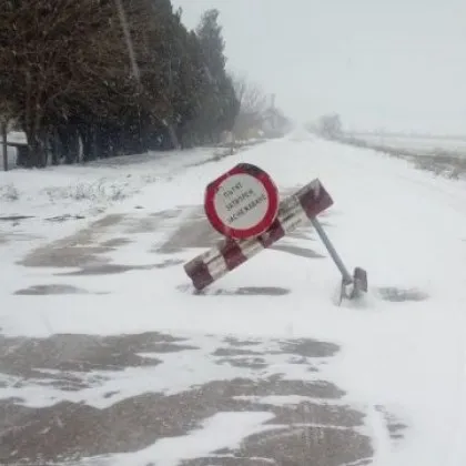 Тежък пътен инцидент с фатален край блокира този следобед пътя