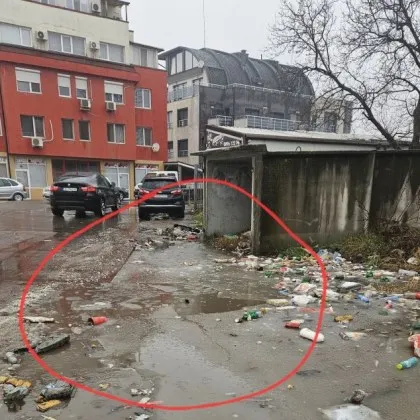 Пешеходци не минавайте Това не е предупреждение от институция Това