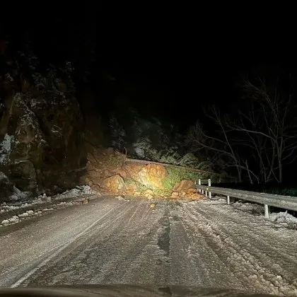 Над 150 кубични метра е скалната маса която затвори пътя
