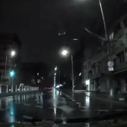 Пешеходец премина на червено, ядоса водачи ВИДЕО