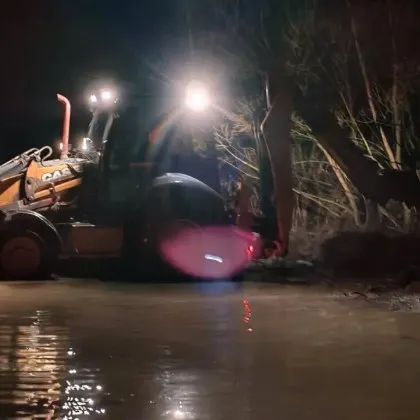 Река преля след пропукането на дига, водата стигна на метри до къщите в Батановци